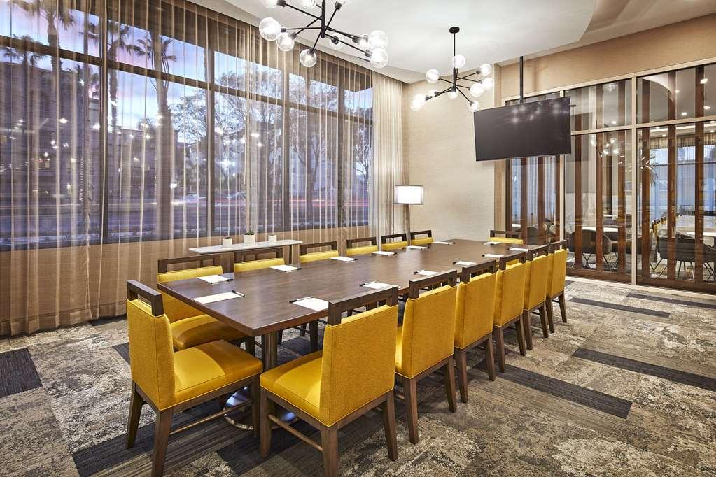 Cambria Hotel & Suites Anaheim Resort Area Зручності фото